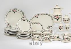 Large Set of Villeroy & Boch Part Dinner Service in the Palermo Pattern